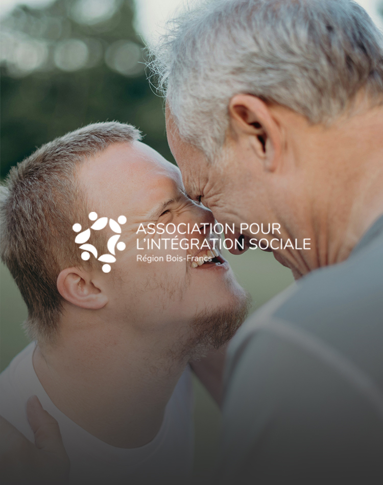 Un père et son fils handicapé qui se sourient