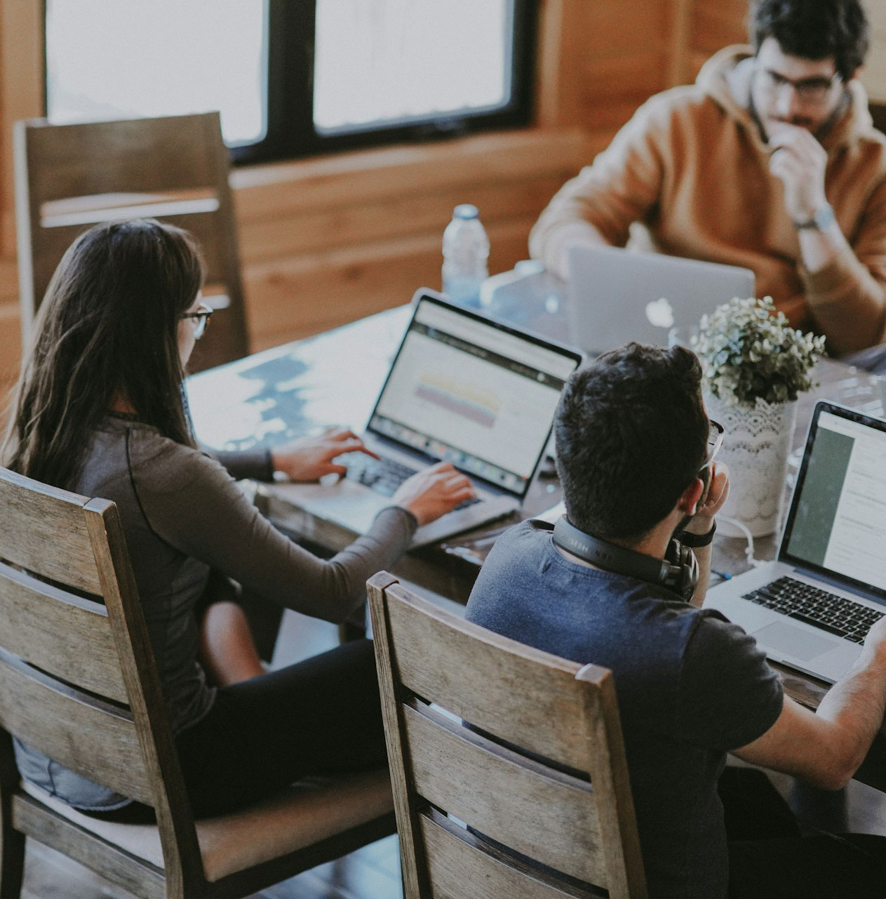 Deux personnes discutent dans un bureau