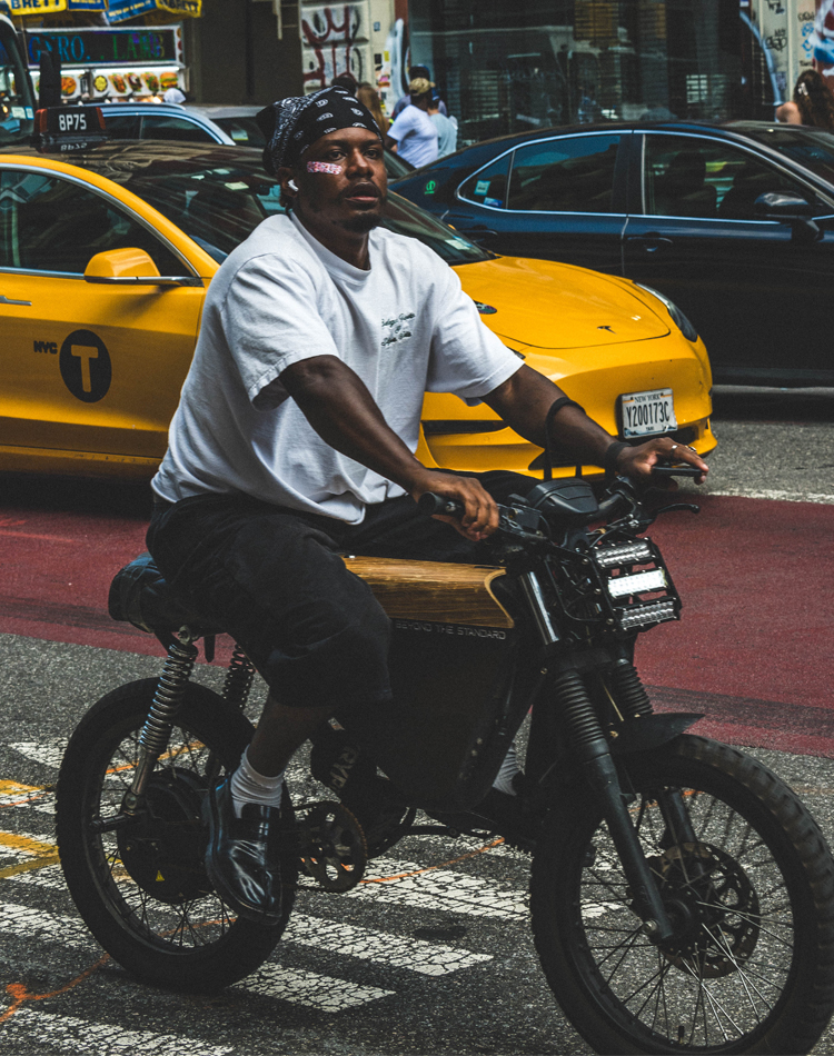 Homme qui fait de la moto à New York