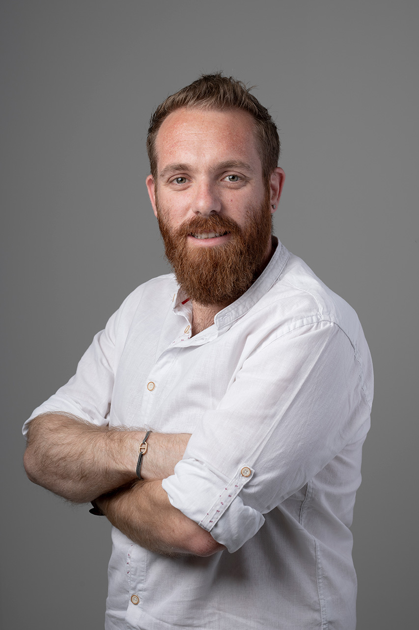 Portrait de Romain Blanc sur fond uni gris