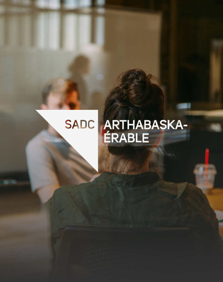 Deux personnes qui discutent dans un bureau