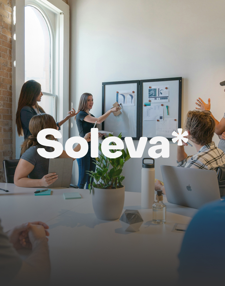 Groupe de personne en réunion dans un bureau